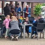 Gemischte Gruppe von Menschen am Ausschank beim Nachbarschaftsfest