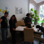 Kinder und Leiter beim Ernährungsworkshop