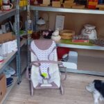 Babywippe vor Regal mit anderen Angeboten der Tauschbox