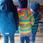 Kinder die das Regal mit Spielzeugen anschauen