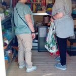 Zwei Frauen unterhalten ich vor den Regalen in der Tauschbox