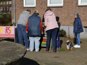 Menschen vor einem Tisch